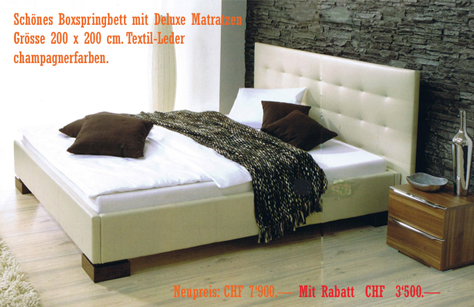 Schönes Boxspringbett mit Deluxe Matratzen, Grösse 200 x 200 cm. Textil-Leder champagnerfarben.